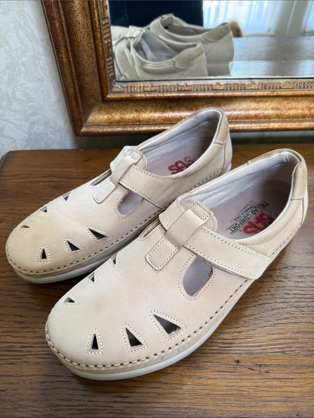 SAS Women's Beige/Tan Slip-On Roamer Walking Shoes. Size 9 1/2.